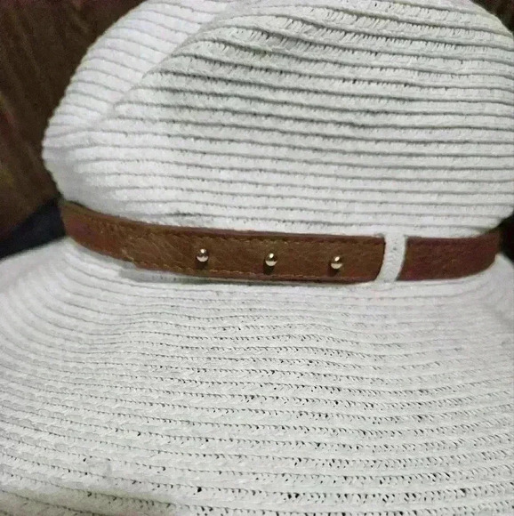 Nine West floppy hat. Cream w brown belt like band.Packable. - Picture 2 of 6